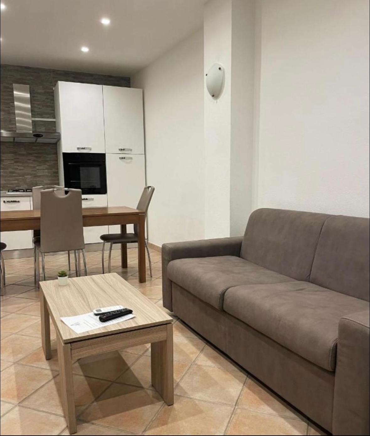 Square Inn Apartment ออลเบีย ภายนอก รูปภาพ